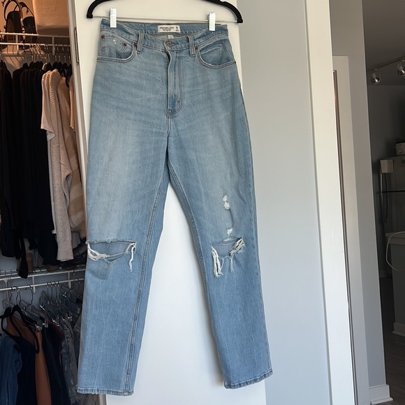 Abercrombie Curve Love, Ultra High Rise Ankle Straight Light Wash Jean - Picture 2 of 6